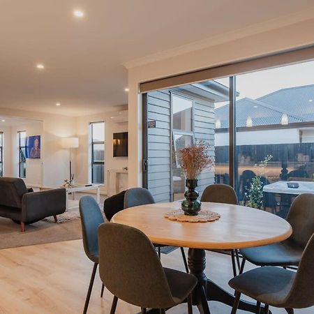 Elegant 3Br Home On Mustang Avenue Christchurch Exteriér fotografie