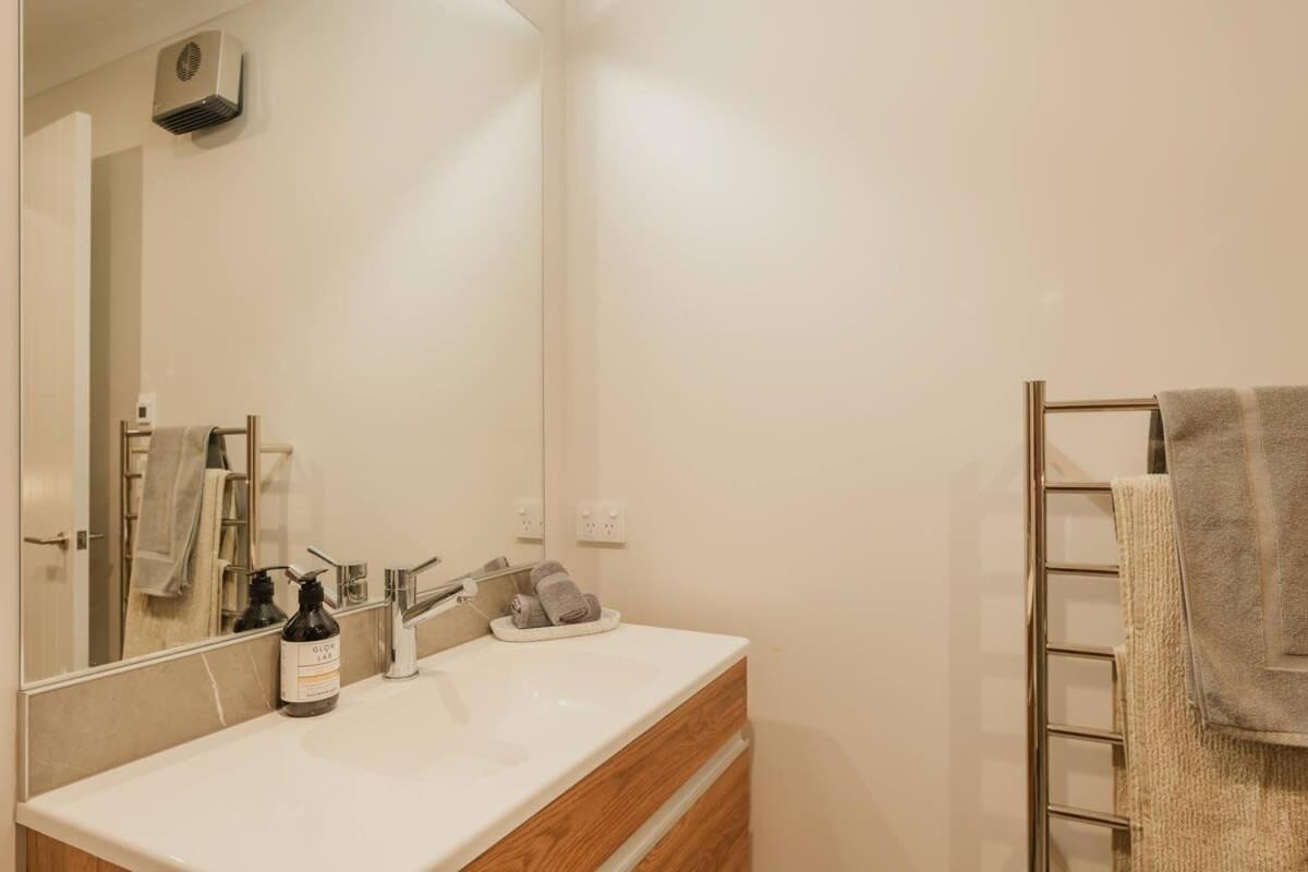Elegant 3Br Home On Mustang Avenue Christchurch Exteriér fotografie