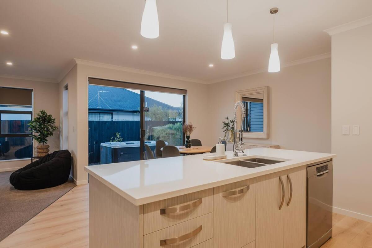 Elegant 3Br Home On Mustang Avenue Christchurch Exteriér fotografie